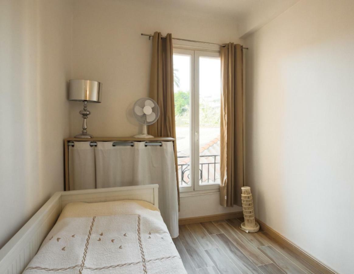 Stylish White And Red Apartments Juan-les-Pins Exterior foto